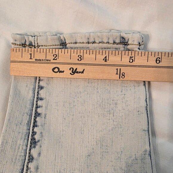 Levi's Denizen Mom Jeans, size 7, inseam is 25". - Picture 12 of 12